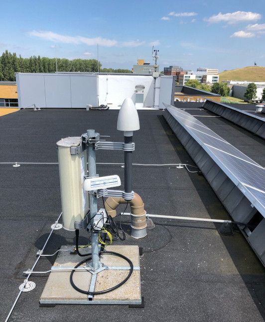GNSS and DCF77 antennas on the roof of SIDN